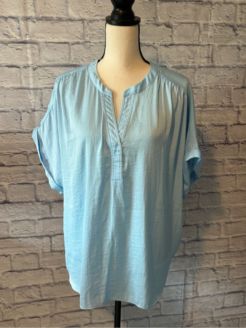 Gibson Latimer Pale Blue Short Sleeve Split-Neck Tunic Blouse